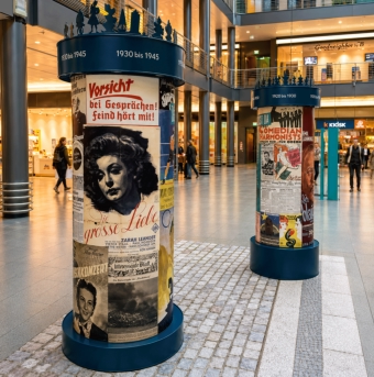 Litfaßsäule Berlin mit Krone - Ausstellung Einkaufscenter